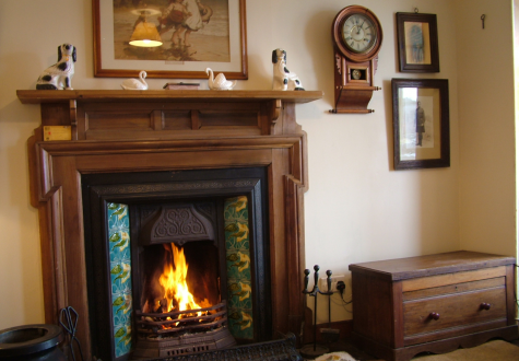 Sitting room with mantelpiece